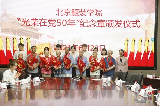 《向往4》想吃椰子,用拖鞋扔,有谁注意最后四人的脚?暴露地位
